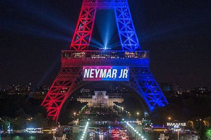 ΑΠΙΣΤΕΥΤΟ: Ντύθηκε Νεϊμάρ ο πύργος του Άιφελ