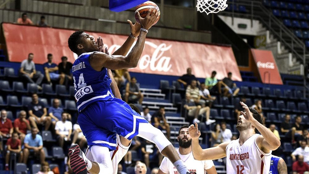 Μπροστά τρομάζει, πίσω μπάζει…