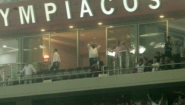 Τα… έσπασε στην κερκίδα ο Μαρινάκης!