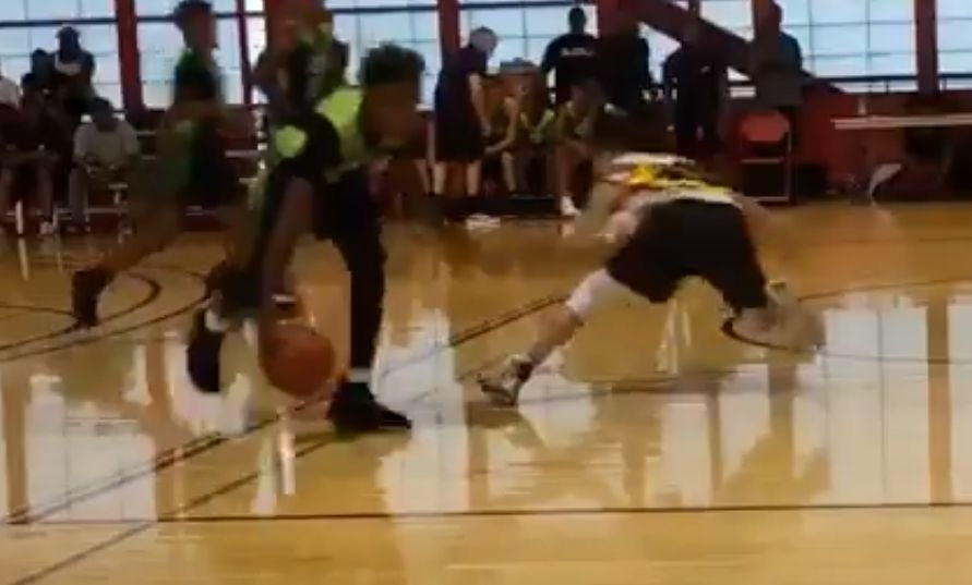 Ο γιος του Λεμπρόν Τζέιμς σωριάζει… παιδάκια στο παρκέ