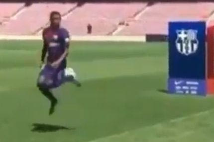 ΚΛΑΜΑ: Τα… τραγικά γκελάκια του Ντεμπελέ στην παρουσίασή του από την Μπαρτσελόνα!