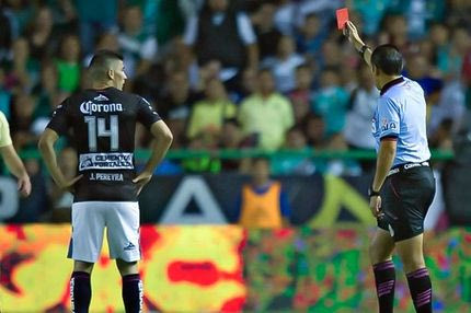 Πιο πολλές κάρτες από γκολ έχει ο Περέιρα Ντίας!