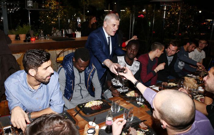 Παρουσία Μελισσανίδη το δείπνο στη Γλυφάδα (PHOTOS)