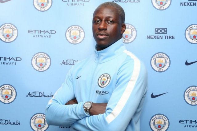 “Φρέσκος” άσος της Σίτι πάρκαρε παράνομα και μπήκε ανάποδα για ένα… κοτοπουλάδικο