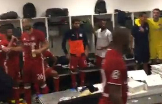 Έξαλλοι πανηγυρισμοί στα αποδυτήρια του Ολυμπιακού