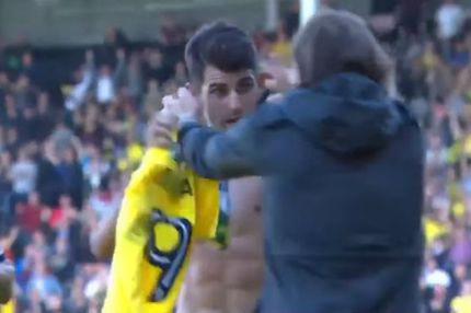 Γκολ και η φανέλα στο πρόσωπο του προπονητή