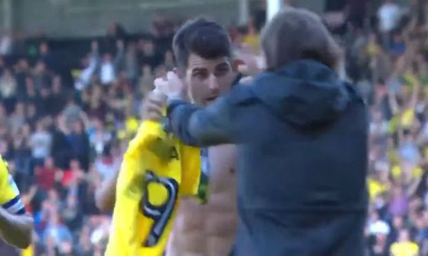 Γκολ και η φανέλα στο πρόσωπο του προπονητή