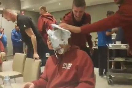 Ο προπονητής της Πολωνίας δεν πήρε την τούρτα σπίτι. Την έφαγε εκεί…