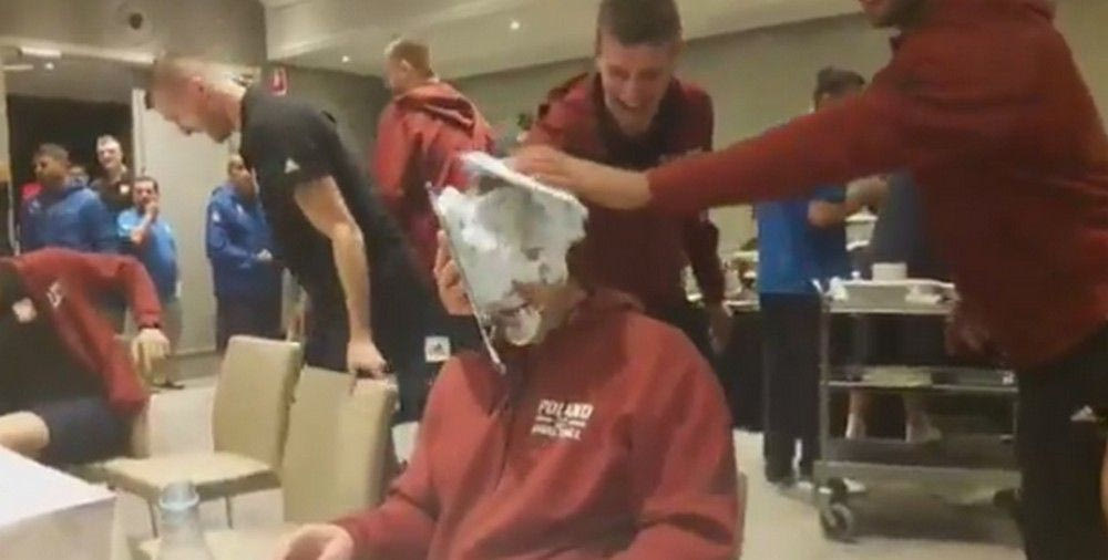 Ο προπονητής της Πολωνίας δεν πήρε την τούρτα σπίτι. Την έφαγε εκεί…