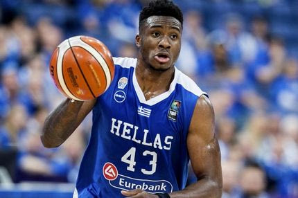 Ο Giannis έκανε… ασανσέρ τον Θανάση