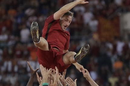 H νέα ζωή του Τότι έχει κοστούμι και γραβάτα!