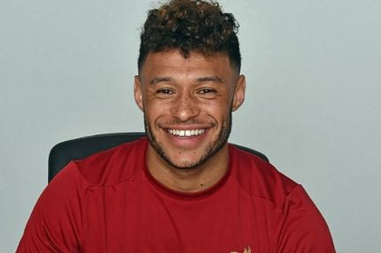 Με μειωμένο συμβόλαιο και τεράστιο χαμόγελο στη Λίβερπουλ ο Τσάμπερλεϊν