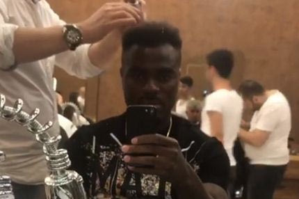 Βίντεο και στο… κούρεμα ο Εμενίκε