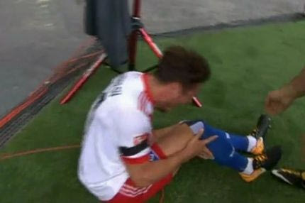 Έβαλε γκολ και τραυματίστηκε στον πανηγυρισμό!