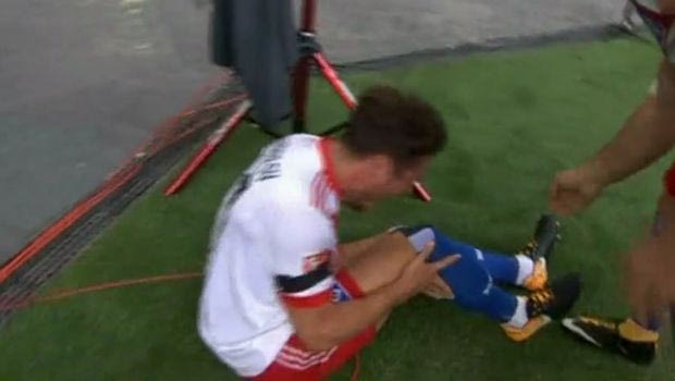 Έβαλε γκολ και τραυματίστηκε στον πανηγυρισμό!