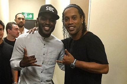 Ο Ροναλντίνιο… παρηγοριά στον Κάμπελ!