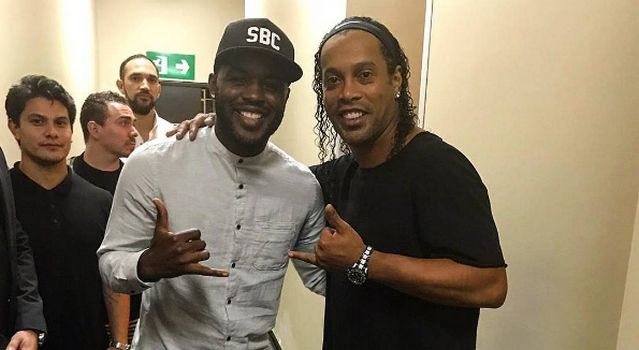 Ο Ροναλντίνιο… παρηγοριά στον Κάμπελ!