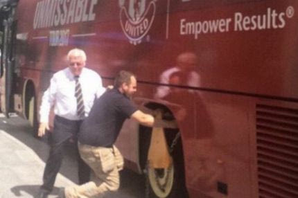 “Έδεσαν” το πούλμαν της Γιουνάιτεντ λόγω παράνομου παρκαρίσματος!