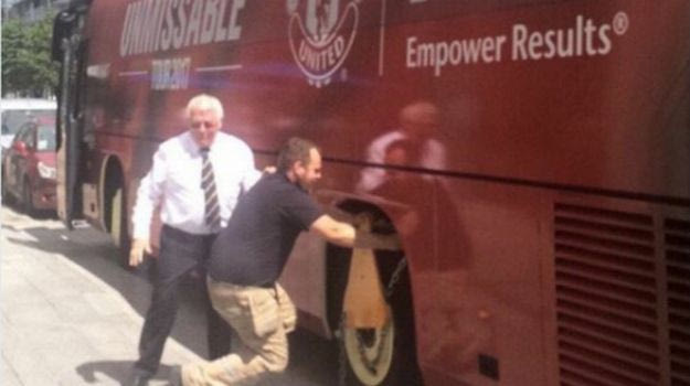 “Έδεσαν” το πούλμαν της Γιουνάιτεντ λόγω παράνομου παρκαρίσματος!