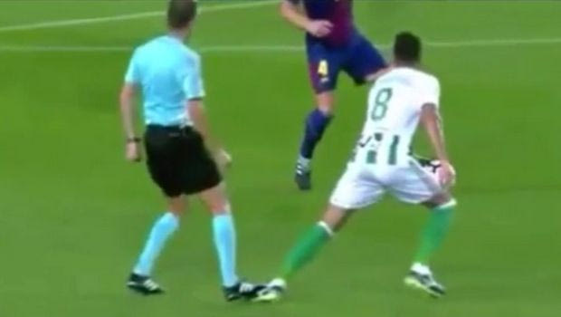 Χαμός με το βίντεο που δείχνει διαιτητή να ανατρέπει παίκτη!