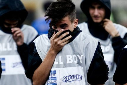 Επεισόδια και προσωρινή διακοπή στο ντέρμπι!