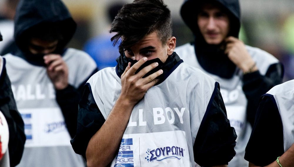 Επεισόδια και προσωρινή διακοπή στο ντέρμπι!