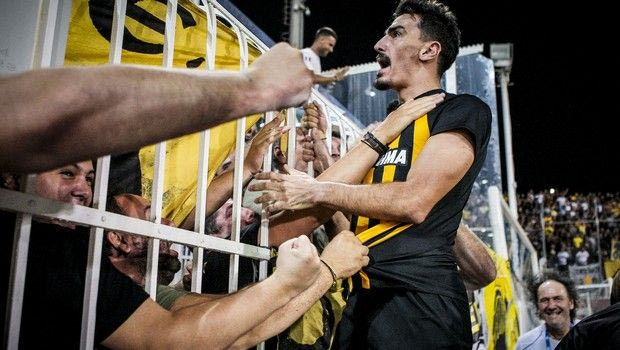 “Τρελάθηκε” ο Λάζαρος και έγινε ΕΝΑ με τους οπαδούς!