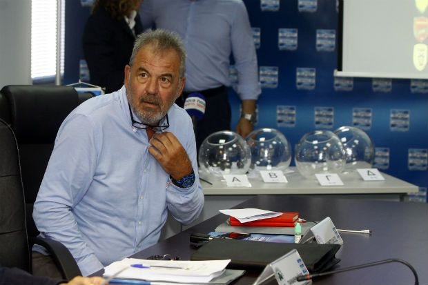 Αγραφιώτης σε Γραμμένο: “Ξεφτίλα!”