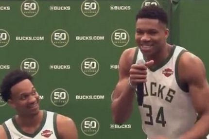 Ο Giannis λέει τα πιο “κρύα” αστεία που έχεις ακούσει. Το απολαμβάνει όμως…