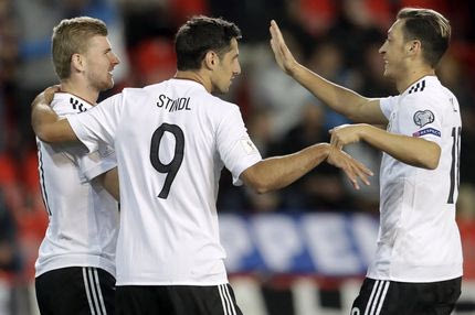 Διπλό με απίθανη κεφαλιά του Χούμελς