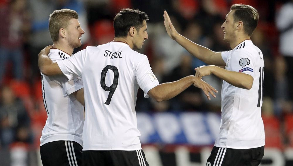 Διπλό με απίθανη κεφαλιά του Χούμελς