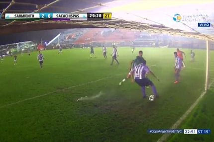 Η διπλή ντρίμπλα της χρονιάς μέσα στη μικρή περιοχή!