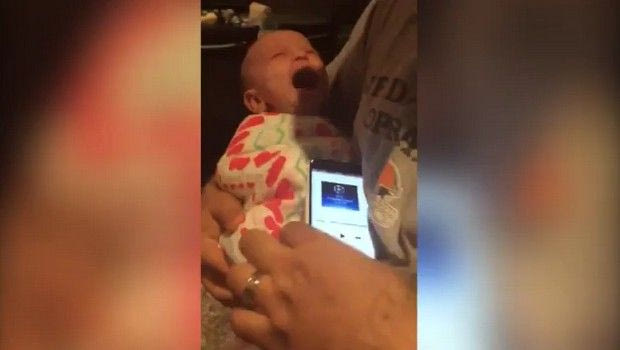 Η απίστευτη αντίδραση μωρού στον ύμνο του Champions League!