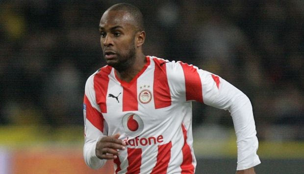 Πρώην “ερυθρόλευκος” ποζάρει δίπλα σε… 180.000.000 ευρώ!