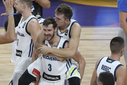 Απίθανη στιγμή: Βασιλιάς ο Ντόντσιτς, τον πήγαν… σηκωτό στο βάθρο!