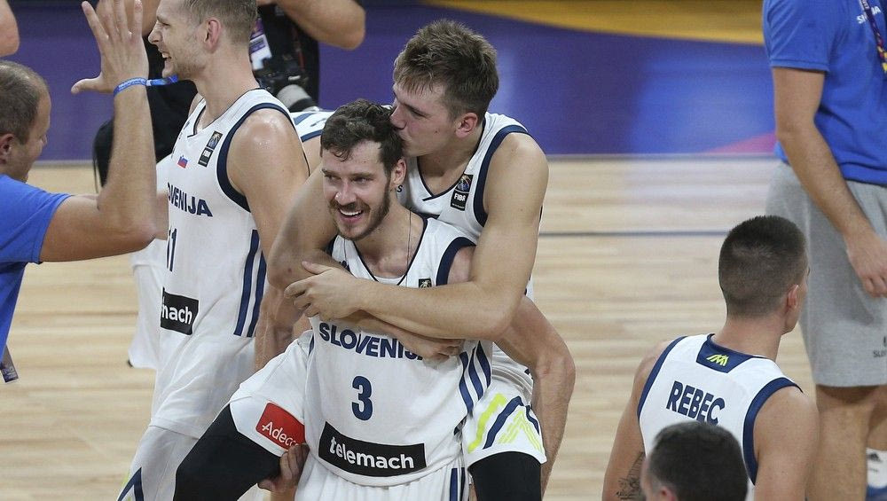 Απίθανη στιγμή: Βασιλιάς ο Ντόντσιτς, τον πήγαν… σηκωτό στο βάθρο!