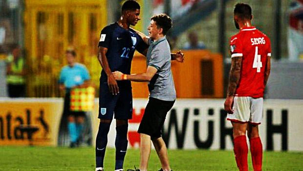 Του έκαναν 400 retweets και μπούκαρε στο γήπεδο!