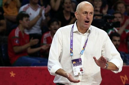 Aντί για φροντιστές… μπάτλερ στον πάγκο της Ουγγαρίας