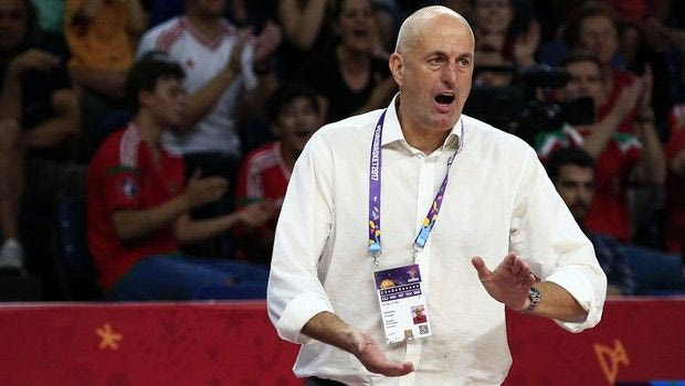 Aντί για φροντιστές… μπάτλερ στον πάγκο της Ουγγαρίας