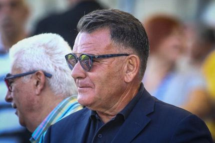 Σαν… άγαλμα ο Κούγιας στη Νέα Σμύρνη