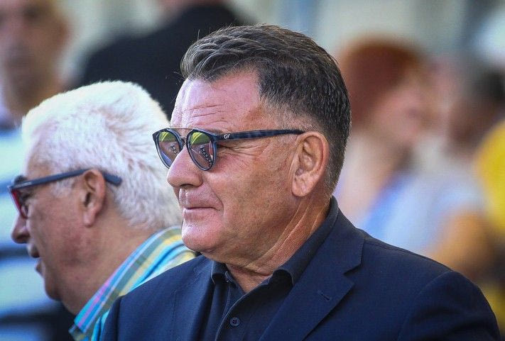 Σαν… άγαλμα ο Κούγιας στη Νέα Σμύρνη