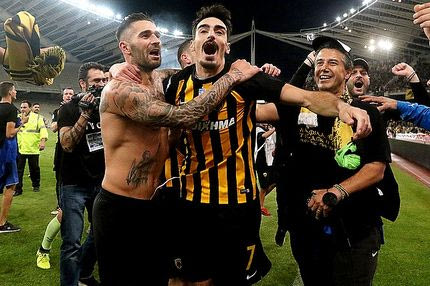 Κάνει μάγια με Λάζαρο και Λιβάγια!