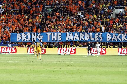 Πανό-μήνυμα του ΑΠΟΕΛ στους Άγγλους για τα μάρμαρα του Παρθενώνα!