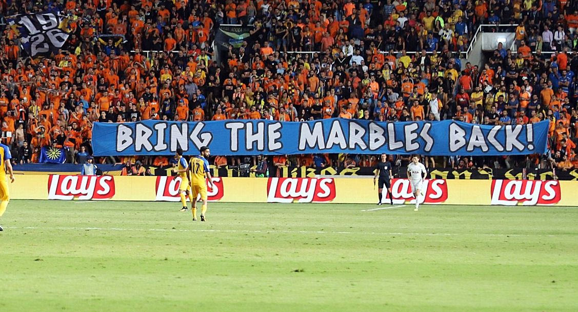 Πανό-μήνυμα του ΑΠΟΕΛ στους Άγγλους για τα μάρμαρα του Παρθενώνα!