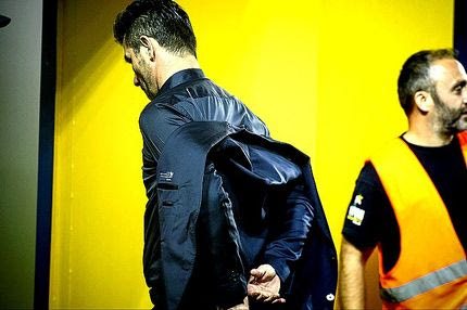 Ηρωες προσπαθούν να κρατήσουν μία κουρελιασμένη σημαία…