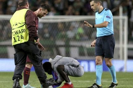 Όλοι κραύγαζαν “Ρονάλντο”, εκείνος γονάτισε μπροστά στον Μέσι!