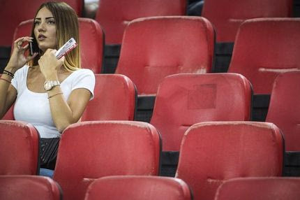 Το γκολ στο πρώτο μέρος το έβαλε η… σέξι εξέδρα!