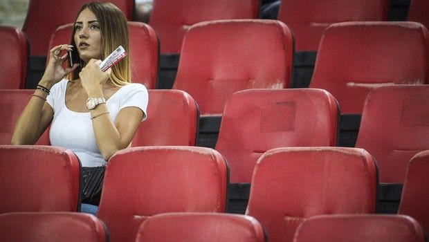 Το γκολ στο πρώτο μέρος το έβαλε η… σέξι εξέδρα!