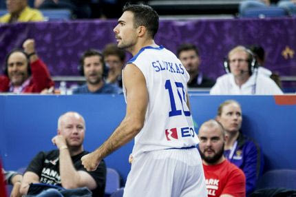 Ενωτικός Σλούκας “μάζεψε” τον Θανάση…