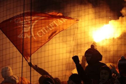 Ρωσική τρέλα: “σημάδεψαν” με φωτοβολίδα τον διαιτητή!